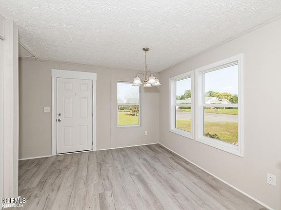 5th image of 806 Westview Court