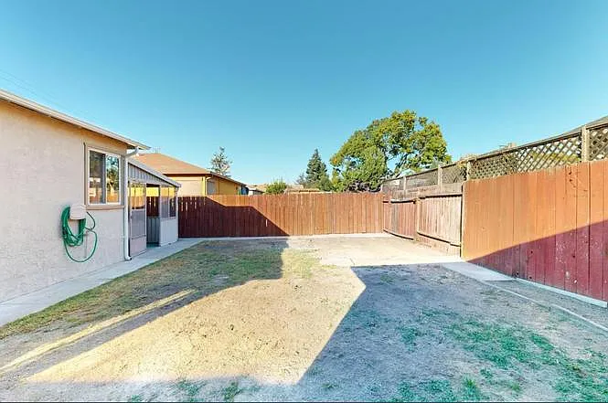 608 Charter St — Photo 15