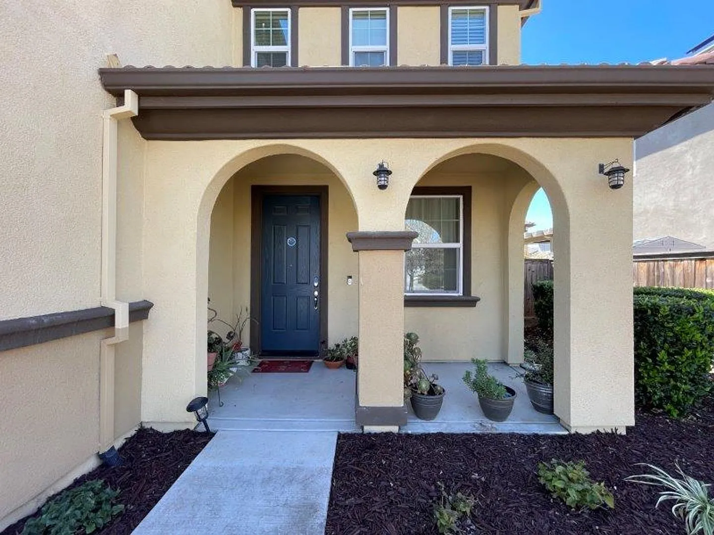 Gorgeous 4 Bed Located in Great Gated Community — Photo 2