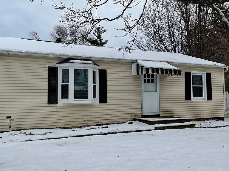 102 Gale Ave — Photo 2