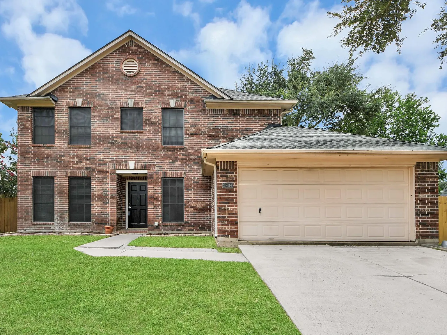 3 bed, 2.5 bath, 1850 sqft, $2,200 — Photo 2