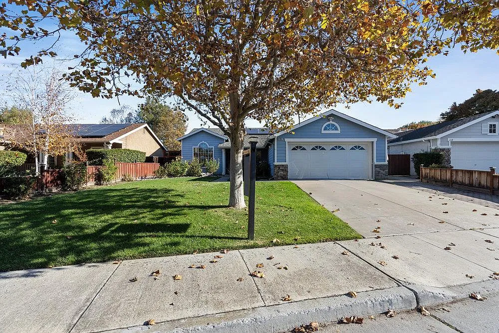 1931 Evelyns Dr photo 1