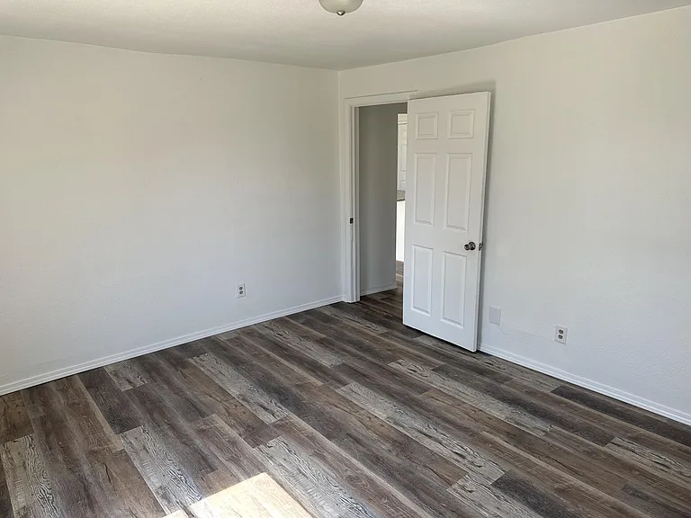 516 E George St — Photo 18