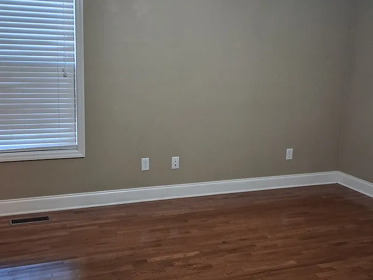 105 Oak Ln — Photo 2