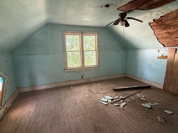 5th image of 729 Park St
