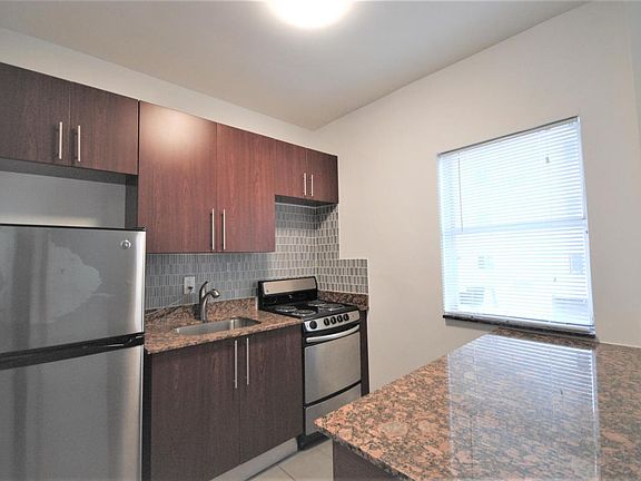 5th image of 437 NE 29th St APT 301