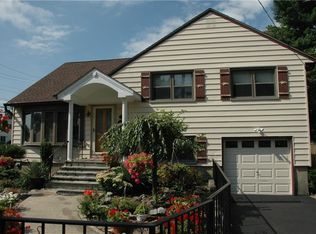 217 Roundhill Dr, Yonkers, NY 10710