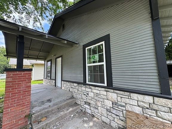 3rd image of 712 W 9th St