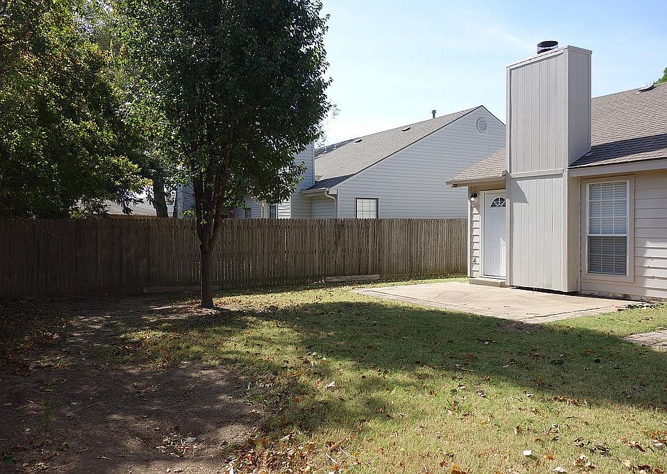 Nice privacy fenced yard
