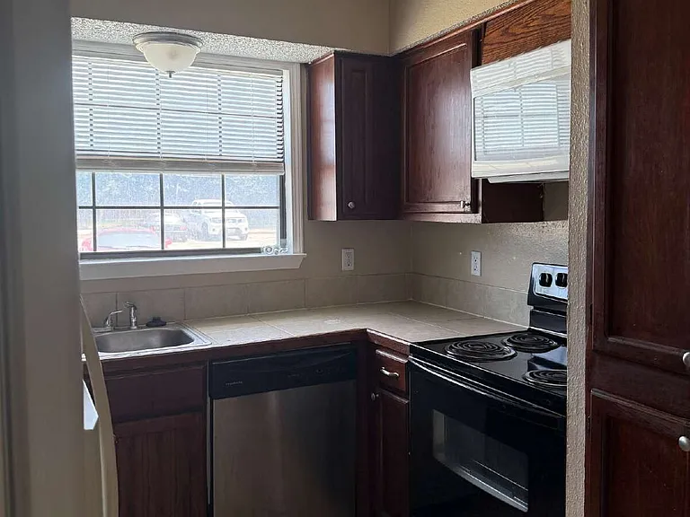 10571 Starcrest Dr — Photo 15