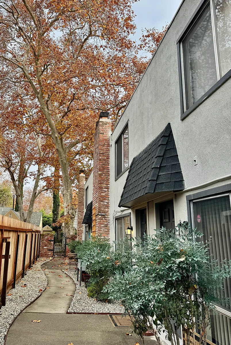 Building Photo - 2710 E St #4
