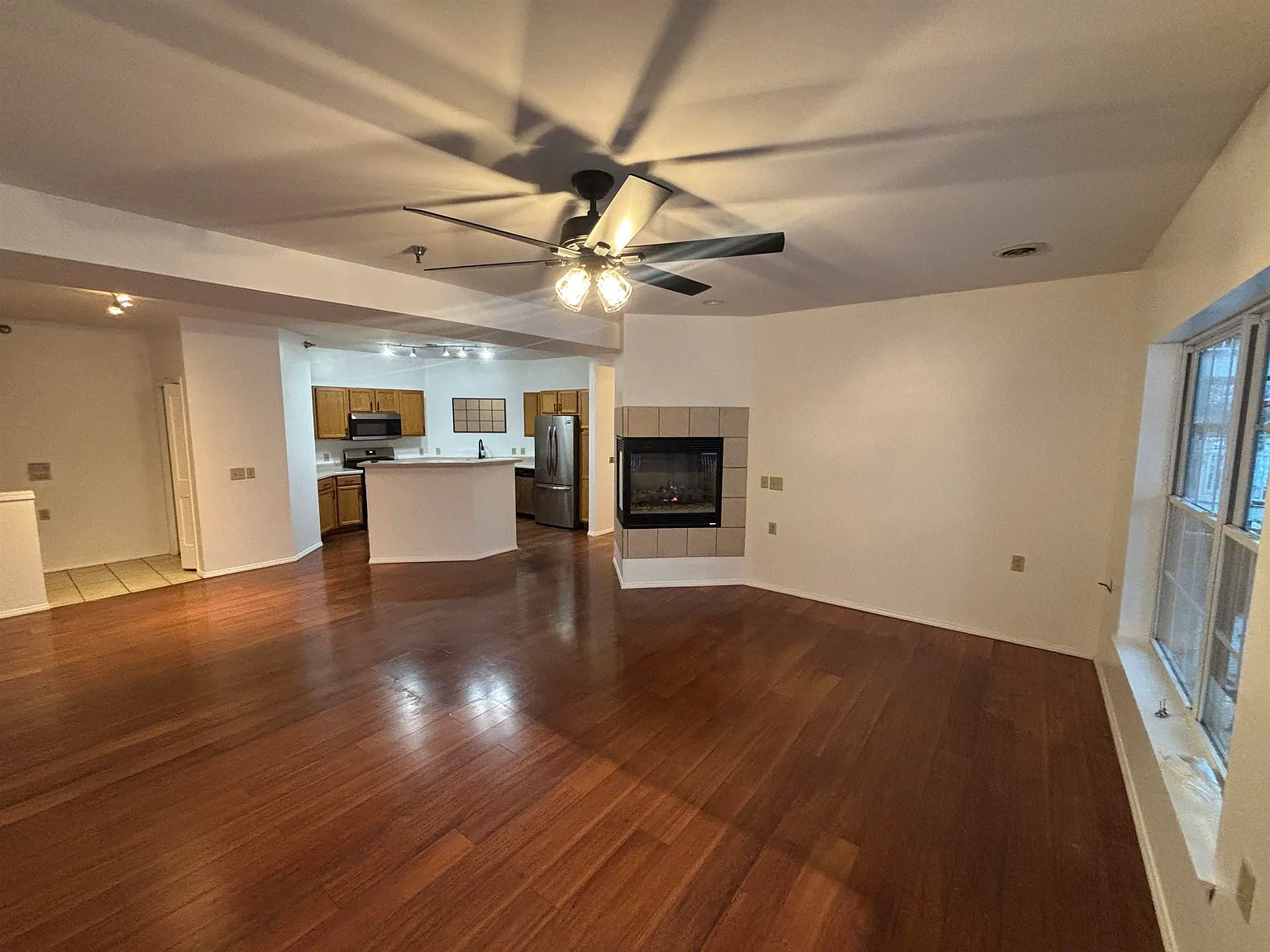 2 bed, 2.0 bath, 1483 sqft, $1,975 — Photo 2
