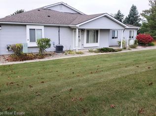 1110 Lake Shore Cir, Grand Blanc, MI 48439