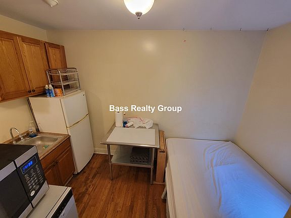 2nd image of 1369 W Greenleaf Ave #207