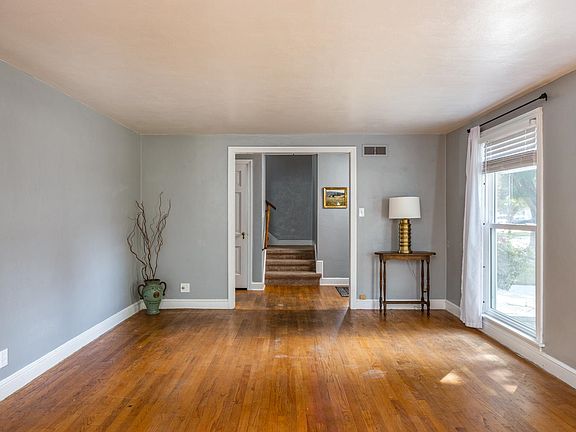 4th image of 822 W 3rd St