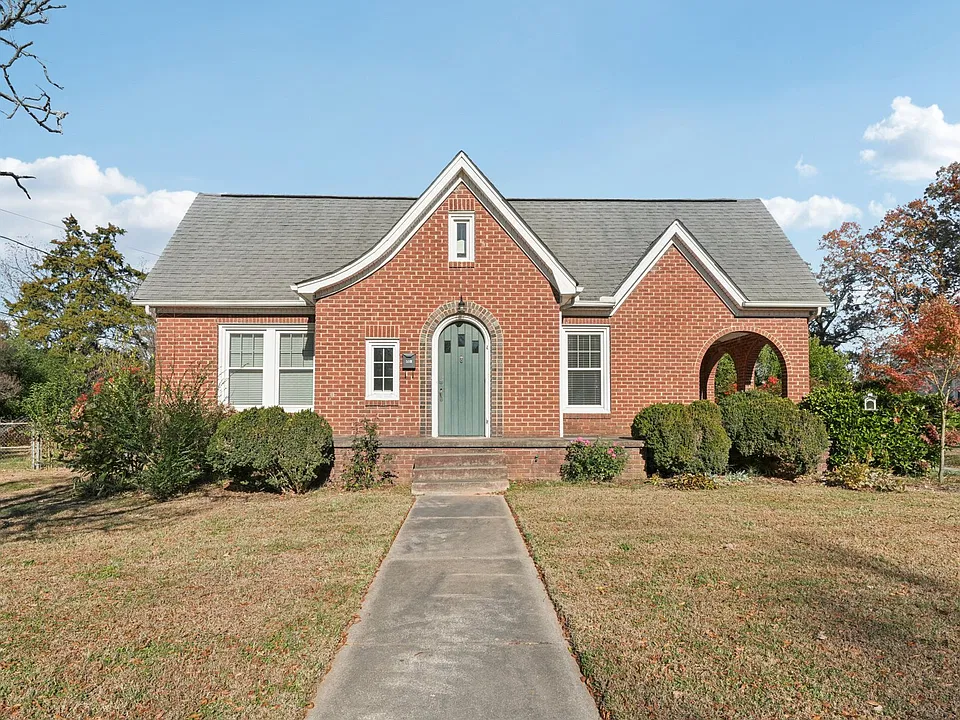 552 Hyde Park Dr NE