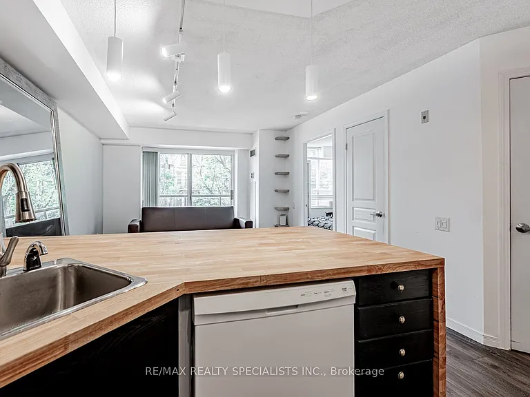 140 Bathurst St #208 — Photo 11