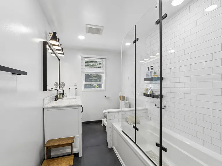 4 Lois Ave — Photo 16