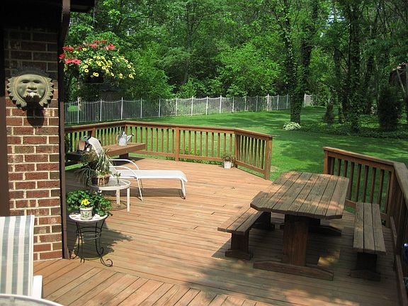 Two level entertainment deck