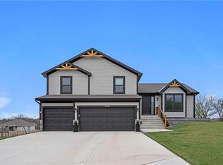 104 Wagers Cir, Dearborn, MO 64439