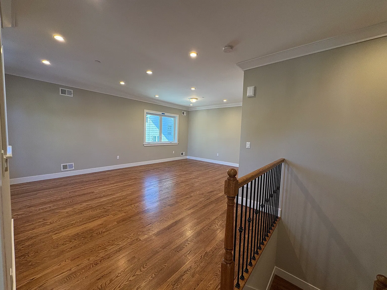 3 bed, 2025 sqft, $3,300 — Photo 2