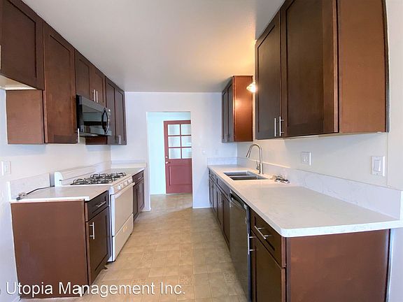 3rd image of 5656 Chateau Dr Unit A