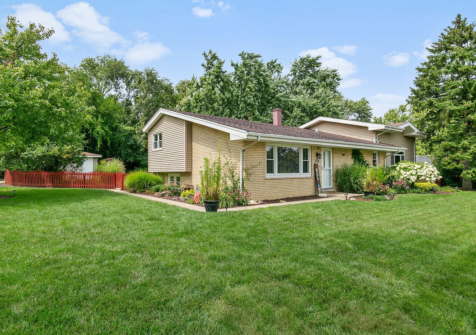 9050 S 84th Ave, Hickory Hills, IL 60457 | Zillow