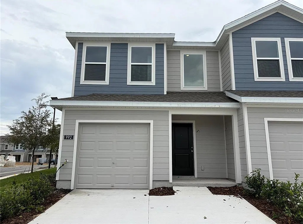 3 bed, 2.5 bath, 1423 sqft, $2,100 — Photo 1