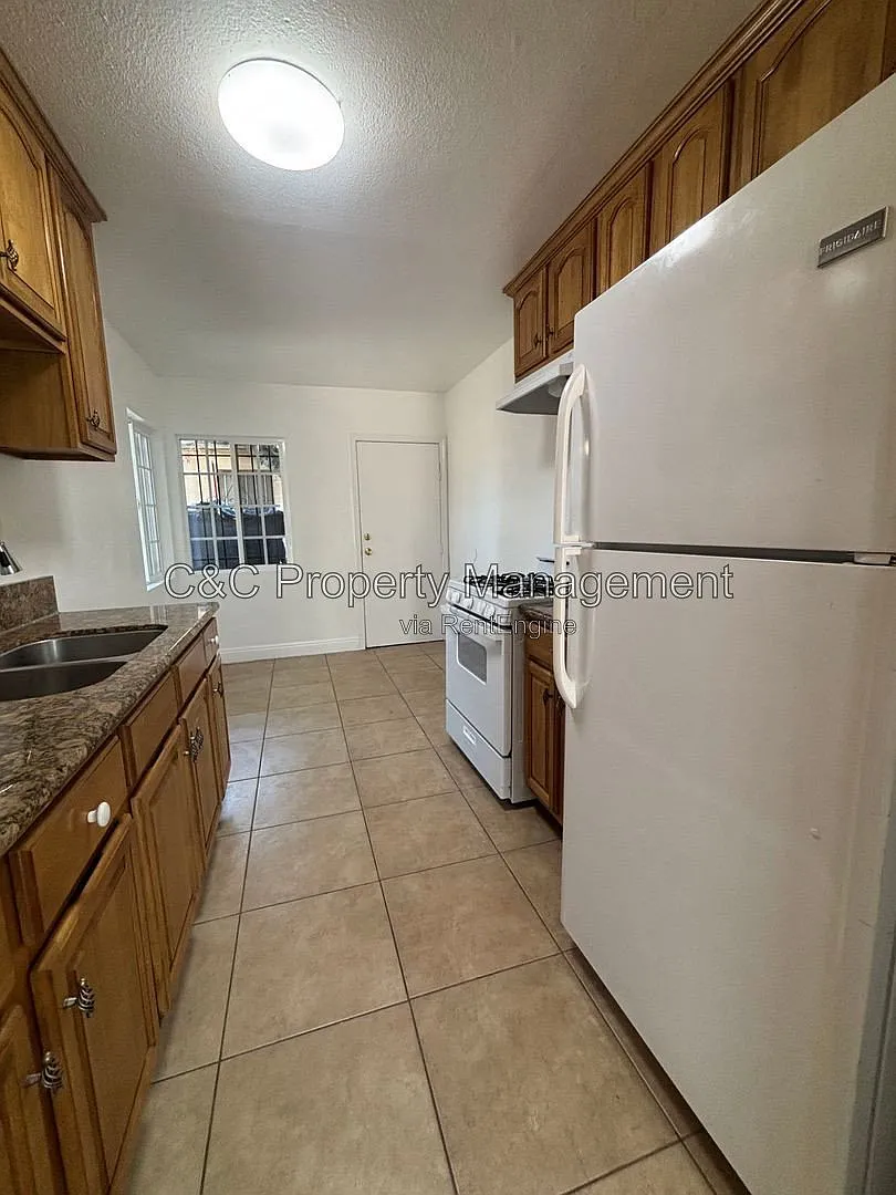 3 bed, 1.0 bath, 1100 sqft, $2,700 — Photo 2