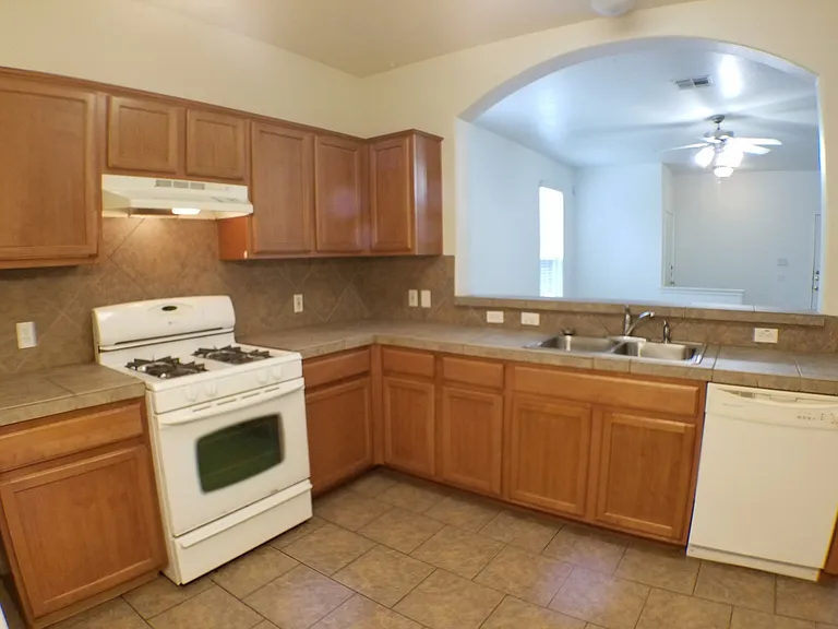 2500 Allred Dr — Photo 2