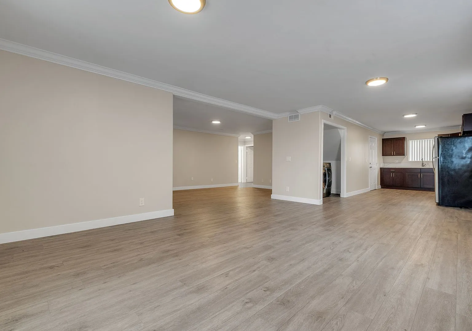 Spacious 3 Bed / 2 Bath apartment with parking & in-unit laundry! — Photo 4