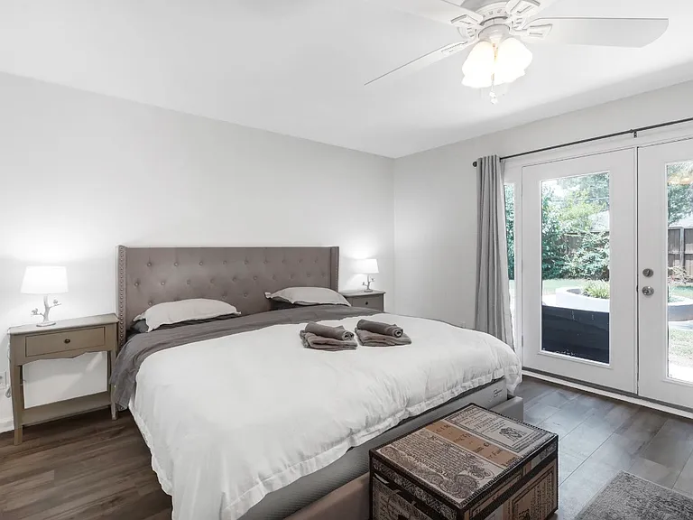 The mustard Sweet is so lovely and calming with access to the lovely garden. It has a king size bed, and plenty of storage for your convenience