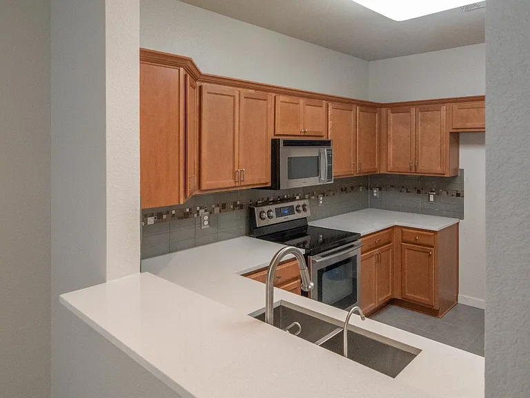 2215 Canterbury Park Dr — Photo 8