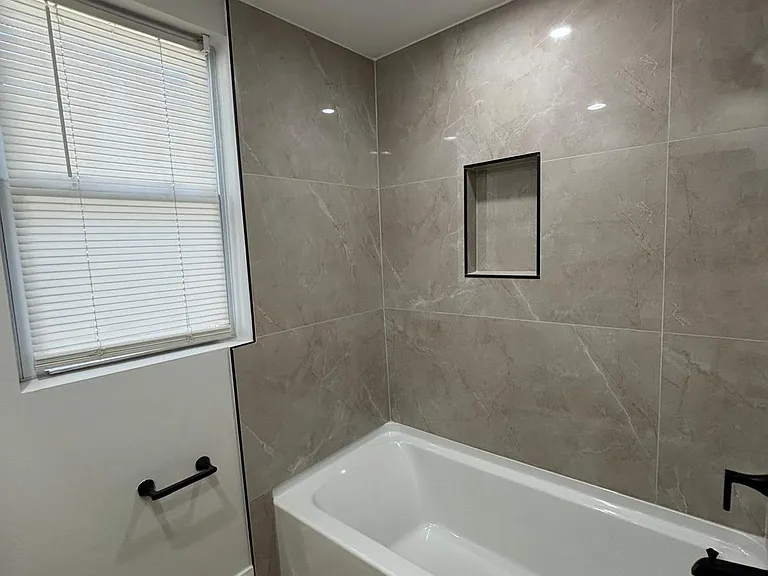 247 S Oakland Grv — Photo 23