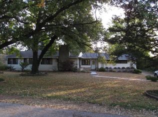 38 Topping Ln, Saint Louis, MO 63131