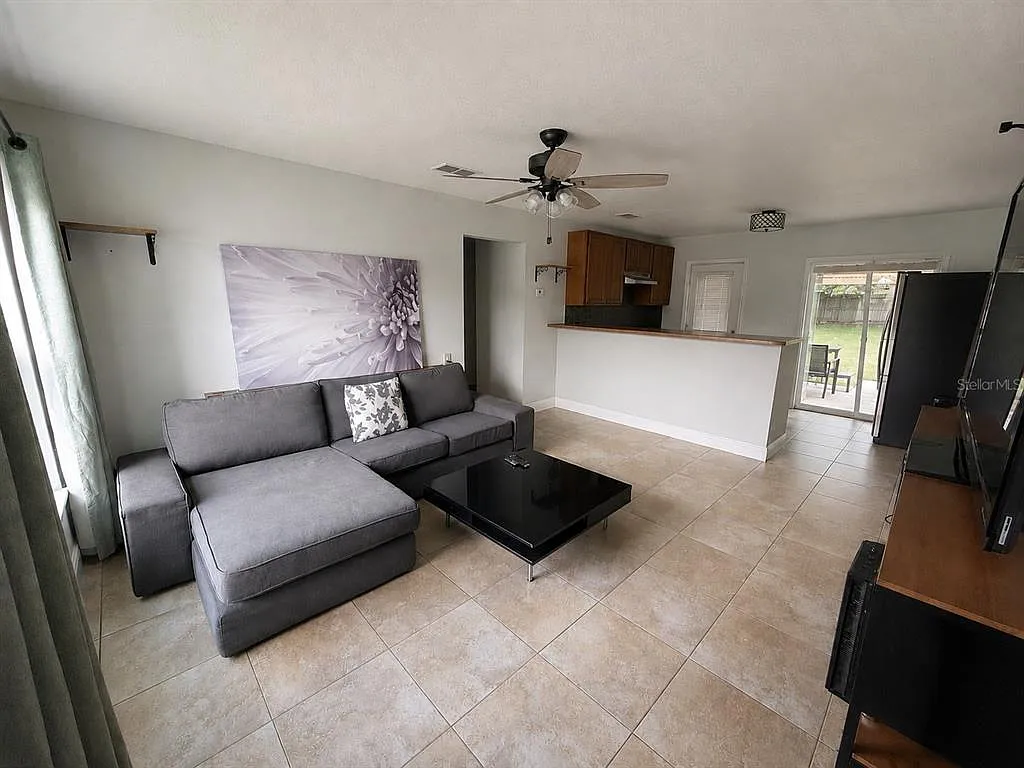 3 bed, 1.0 bath, 1014 sqft, $1,995 — Photo 2