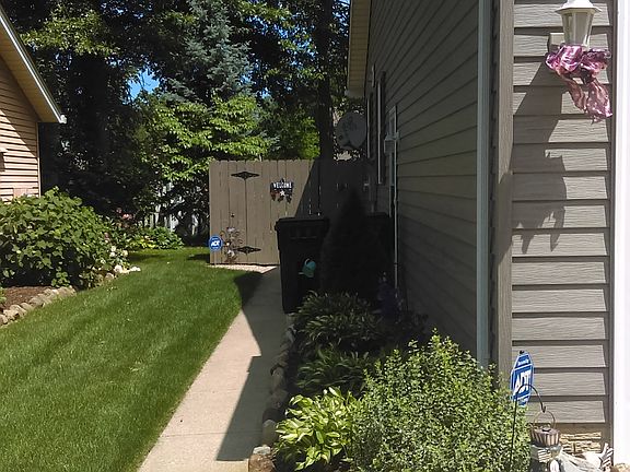 beatiful walkway to backyard