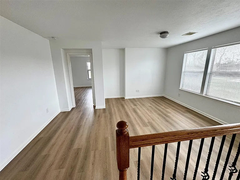 7540 Connemara Dr — Photo 9