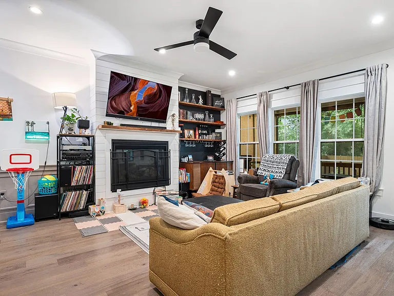 1108 Holloway St — Photo 4