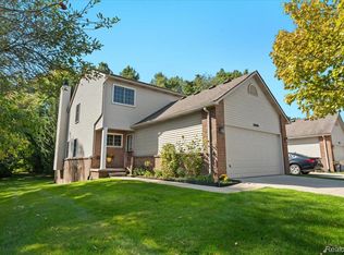 10484 Northvalley Ct, Hartland, MI 48353