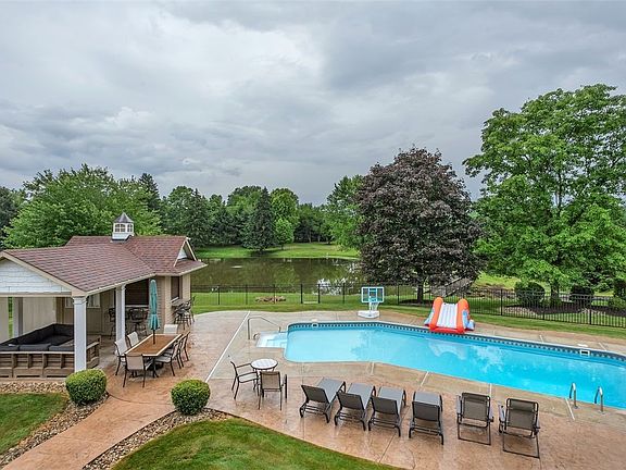 4th image of 202 Lakevue Dr