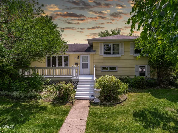 910 6th St SE, East Grand Forks, MN 56721