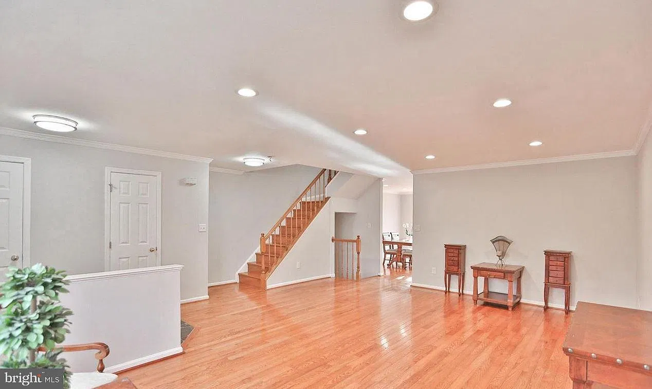 3 bed, 2100 sqft, $2,995 — Photo 3