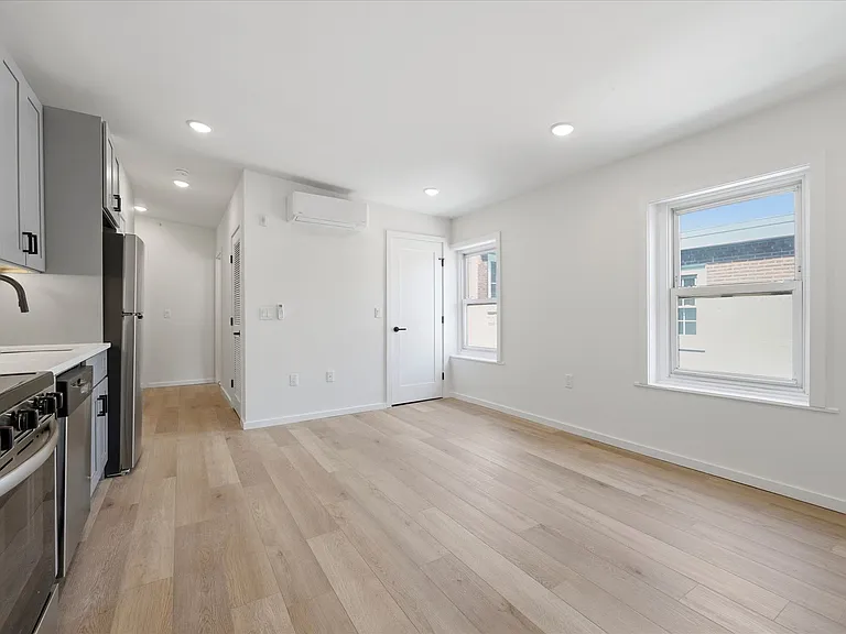 627 N 16th St — Photo 12