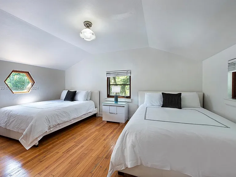 4745 Pine Tree Dr — Photo 21