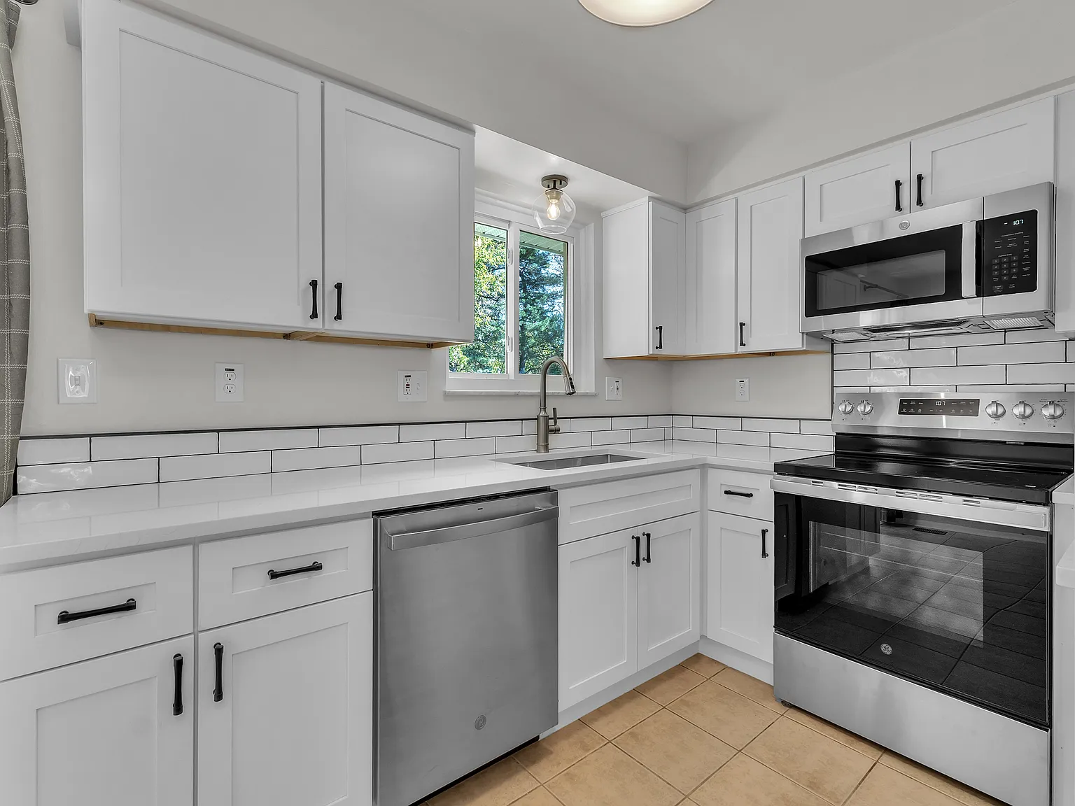 2 bed, 910 sqft, $1,600 — Photo 2