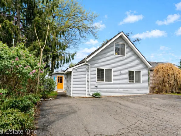 9590 Round Lake Blvd, White Lake, MI 48386