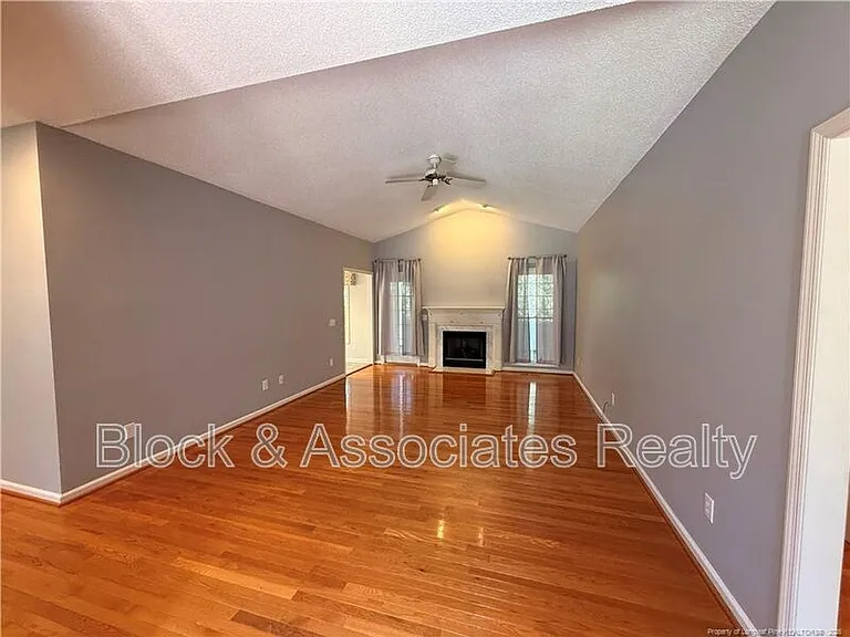 995 Greenbriar Dr — Photo 2