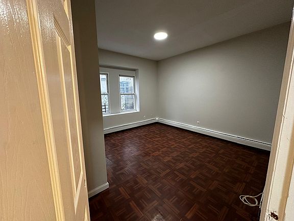 5th image of 234 6th Ave W #2