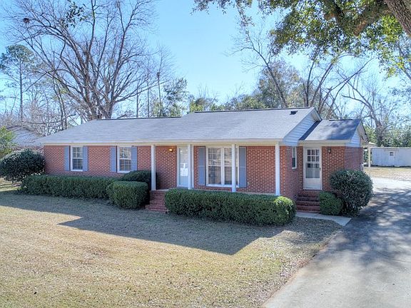 4th image of 108 NE Rosewood Dr